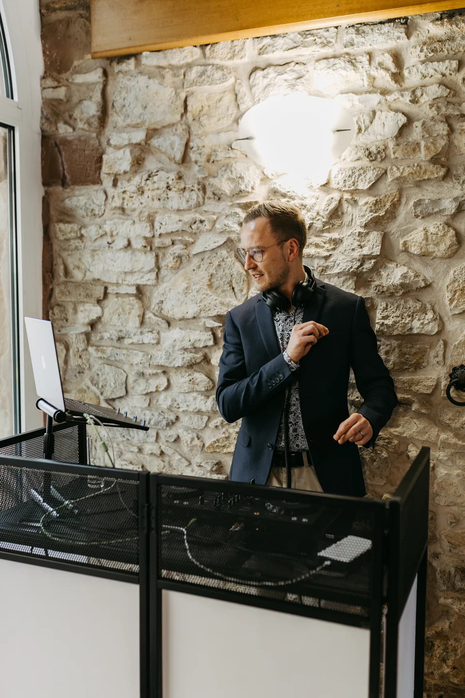 Jannik Trenz at the DJ booth in a wedding venue