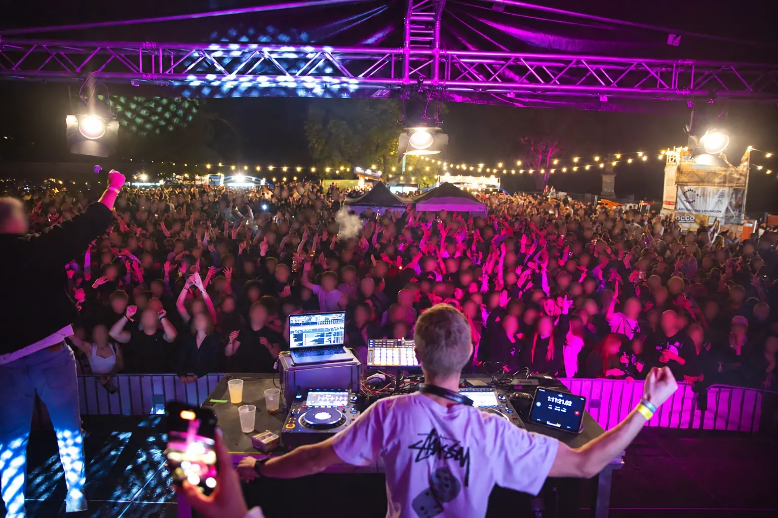 Jannik Trenz facing the audience at CAJ Burgfest in Siersburg