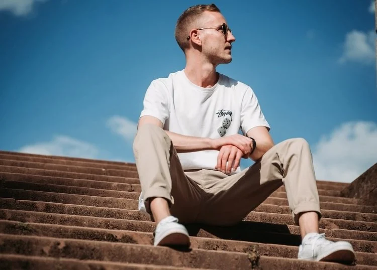 Jannik Trenz sitzt entspannt im Freien