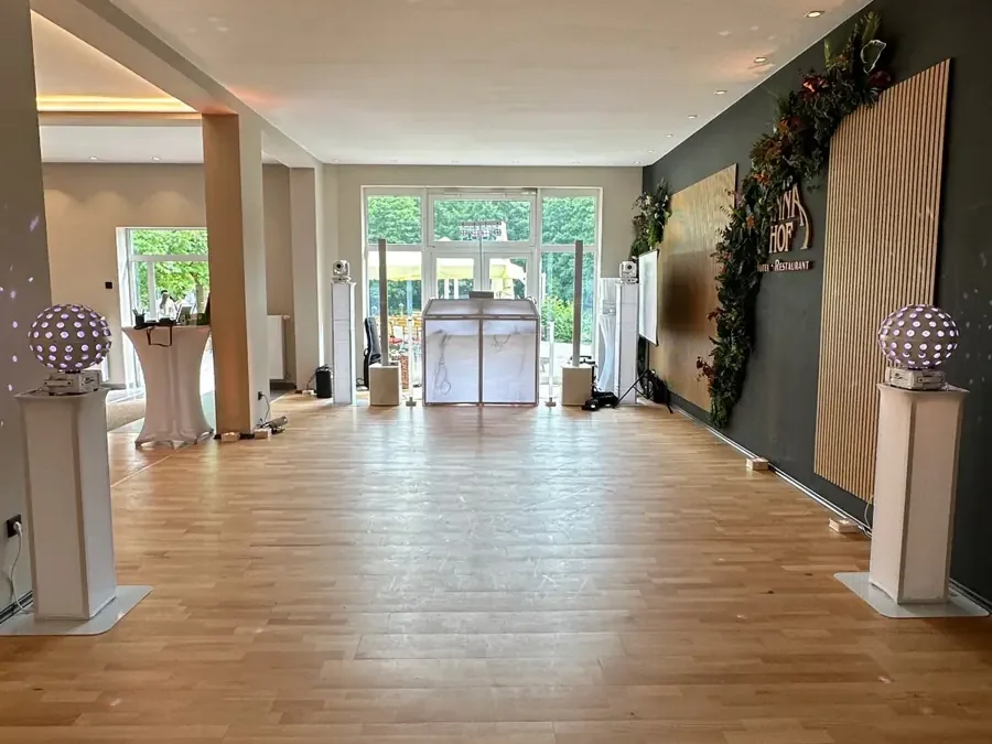 Piste de danse et installation DJ blanche à l’Annahof Niederwürzbach
