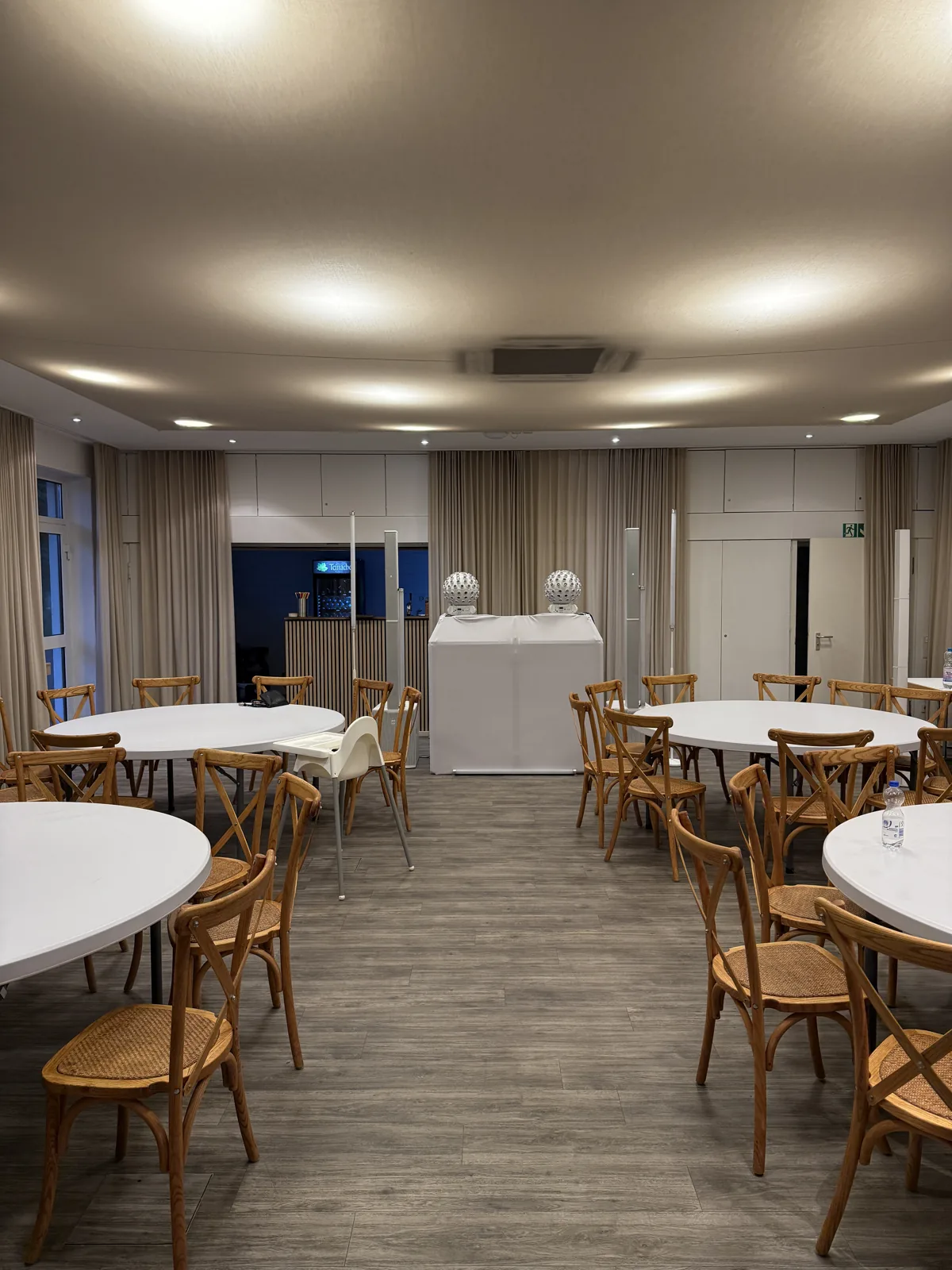 Installation DJ blanche parmi les tables rondes et les chaises en bois du Botanico Finkenrech