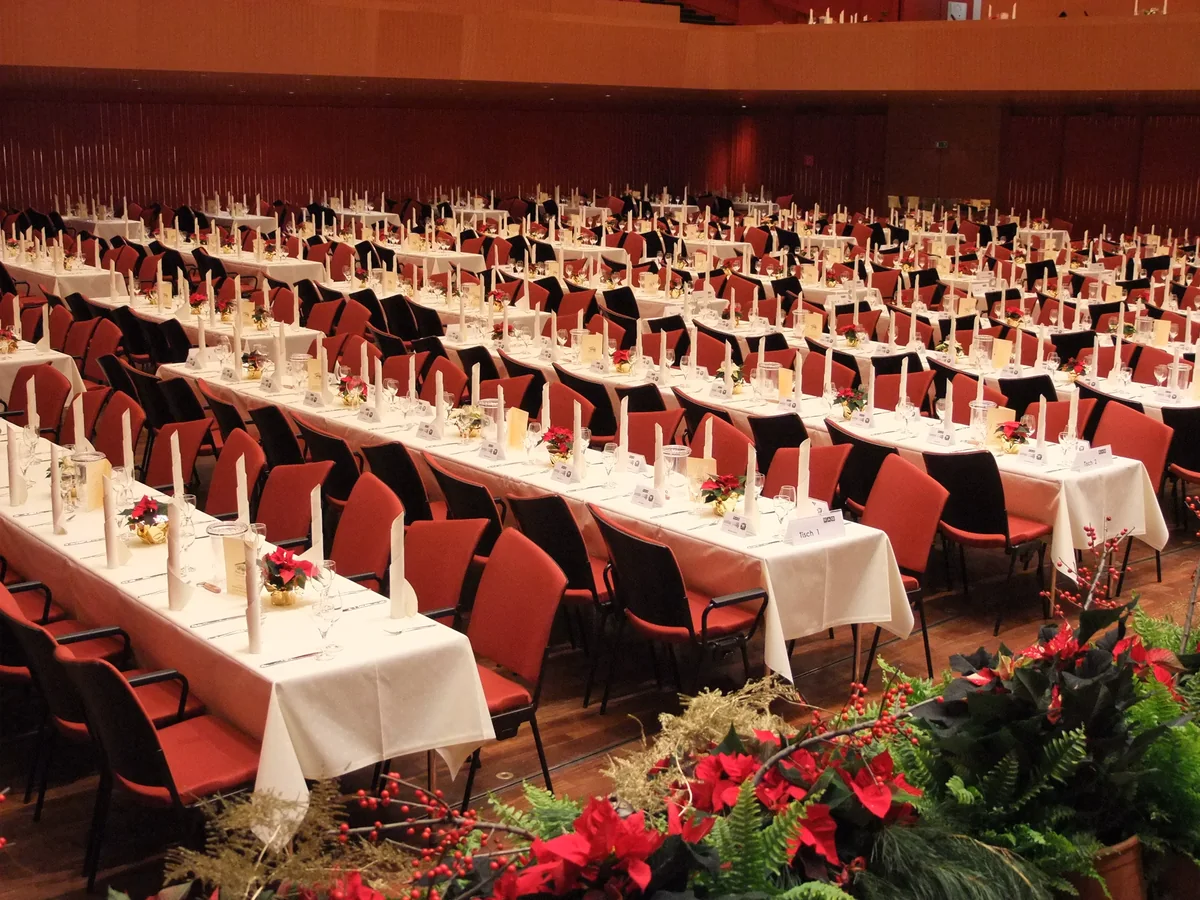 Salle de banquet de la Congresshalle de Sarrebruck, photographiée en 2010