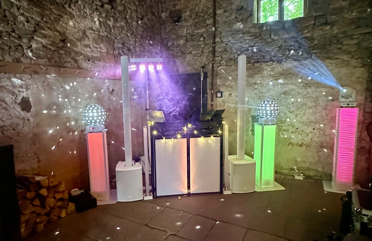 Mon installation DJ avec console blanche, enceintes et éclairage coloré au Forsthaus Neuhaus à Sarrebruck