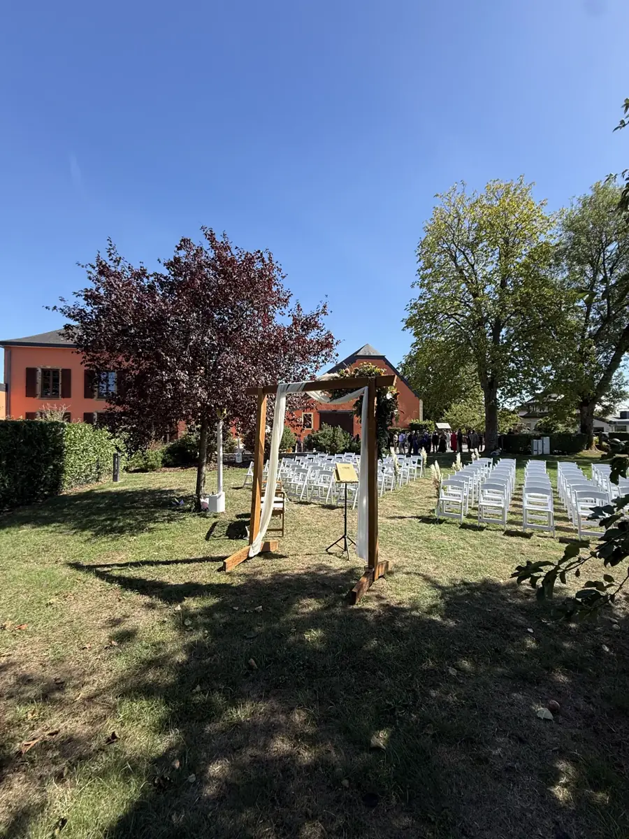 Traubogen und weiße Stühle im Garten des Greiwels Haff in Bertrange
