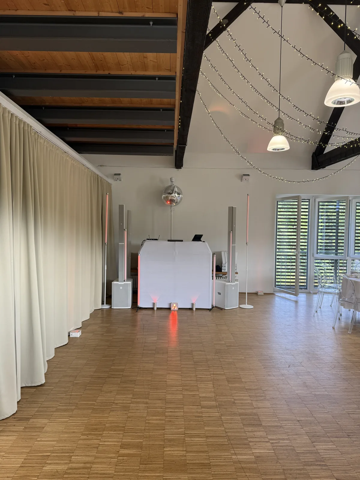 Installation DJ blanche avec éclairage au Hofgut Imsbach