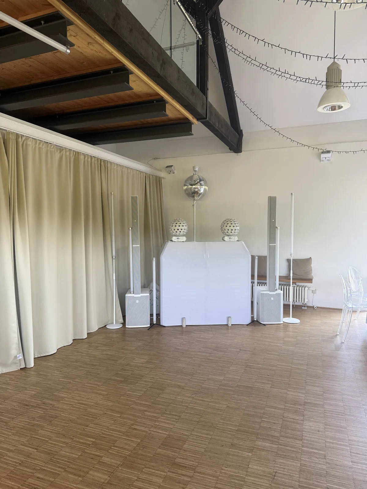 Régie DJ, enceintes et boule à facettes au Hofgut Imsbach
