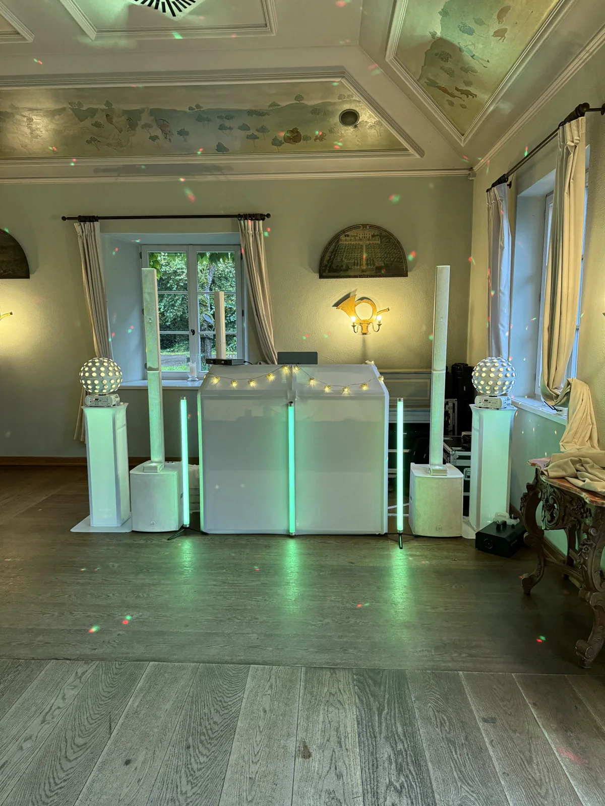 Installation DJ blanche de Jannik Trenz dans le Hubertussaal du Linslerhof à Überherrn