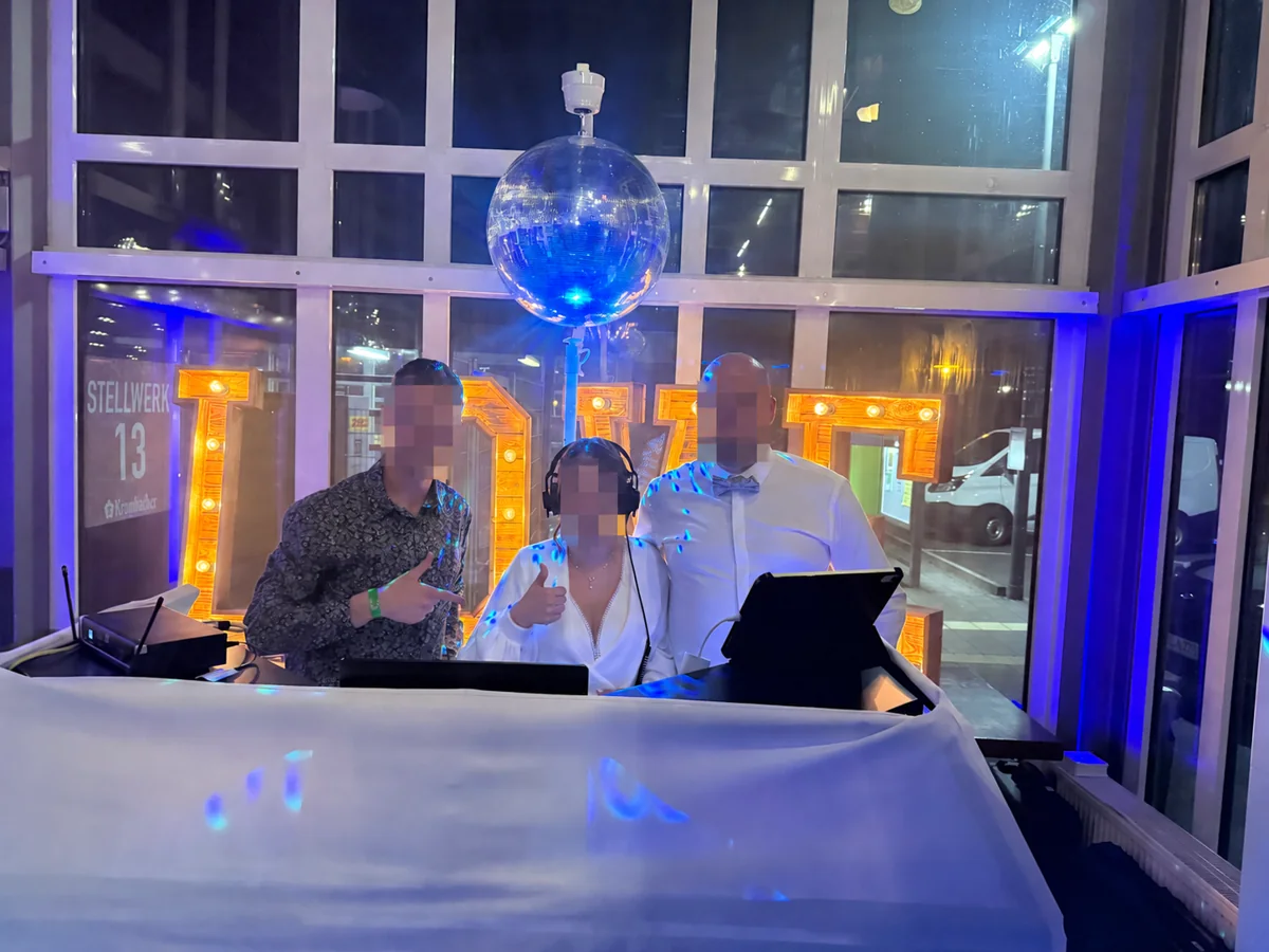 Trois personnes à la régie DJ du Stellwerk 13, tous les visages anonymisés