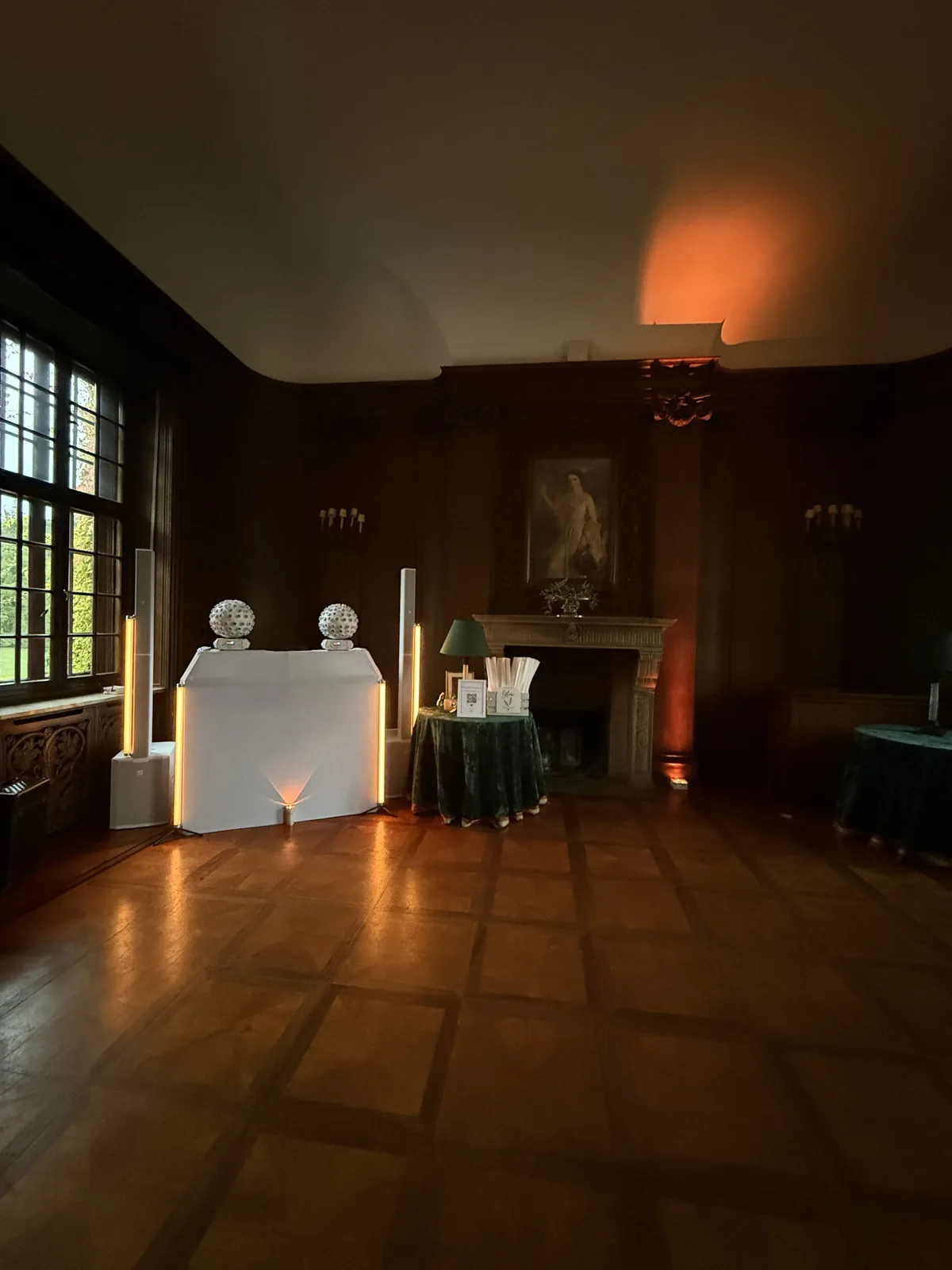 Installation DJ blanche dans la salle boisée du Schloss Saareck